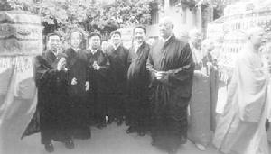 （圖）2003年7月10日，在廈門市南普陀舉行的海峽兩岸暨港澳佛教界為降伏“非典”國泰民安世界和平祈福大法會上，陳仲升、陳成秀、林龍安、黃煥明、林華國、陳守仁(自左至右)六大護法居士恭迎主法法師進場