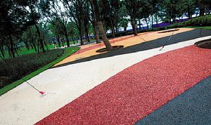 上海世博公園內的彩色生態透水路面