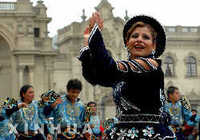 身穿民族服裝的秘魯姑娘