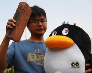 拍磚行為藝術照