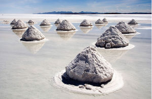 玻利維亞烏尤尼鹽沼內的天然鹽坨