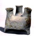 三口陶器：高14.6厘米，崧澤遺址出土。盛放液體器皿。泥質灰陶，上部有三個瓶口，相連呈