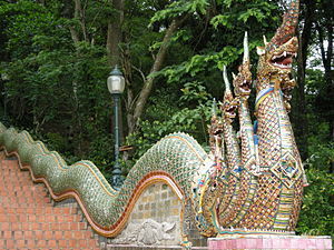 位於泰國清邁雙龍寺前的那伽