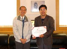 副校長尹雷方為陳立亮頒發聘書