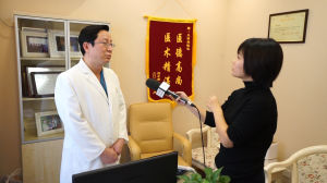 王明利接受中央電視台記者採訪