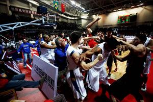 中巴熱身男籃演火爆群毆