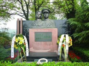 李天佑夫婦銅像