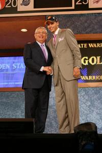 史蒂芬·庫里在選秀現場和斯特恩握手