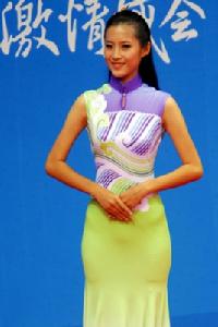 身著行雲流水服的吳怡