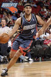 達德利在山貓隊身著4號球衣，到太陽後該穿3號