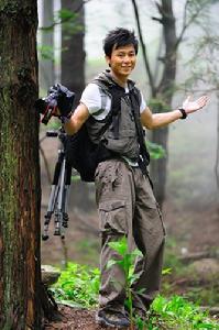 《唐山大地震》中斷臂的“方達”變身成為年輕時尚的背包客“馬韁”