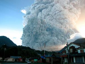 智利柴騰火山爆發，噴射出大量的蒸汽和火山石