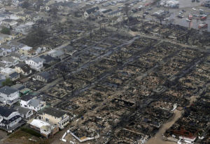 2012年10月30日，紐約市皇后區火災後的場面，80至100座房屋被毀。