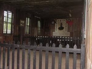 （圖）受降堂內部，室內陳列的桌、椅、沙發等均屬原物
