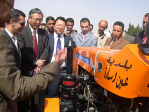 阿傑勒法省省長圖哈米、使館經商參贊藏純正等參加儀式