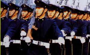 在校慶活動中接受檢閱的學生隊。肩上扛的是64式步槍