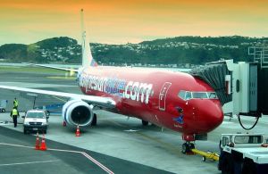 玻里尼西亞藍航空一部停泊於威靈頓國際機場的波音737-8FE客機，編號ZK-PBF。