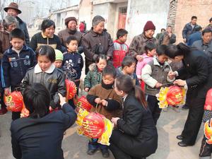 《法官媽媽》“ 法官媽媽”結對幫扶留守兒童