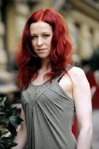 Jonsu標誌性的紅髮