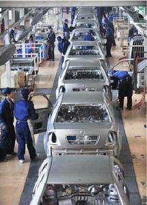 吉利汽車生產基地工人在生產線上工作