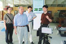 沈志雲在科研所指導工作