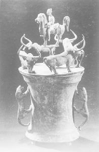 晉寧石寨山M10∶53四牛騎士貯貝器