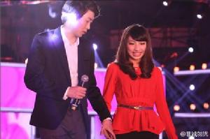 飄渺哥牽手爆燈女孩