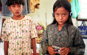 圖為2000年泰國官方公布的兩兄弟在泰國難民營中生活的照片。