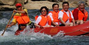 本文作者莫雄亮與中國作協副主席葉辛等