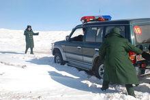 郭純指揮車輛前行。 圖片來源：人民武警報