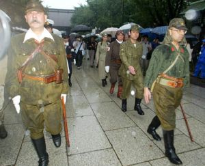 2003年8月15日，披掛二戰期間日軍裝束的右翼分子前往靖國神社參拜。當天是日本戰敗58周年紀念日。
