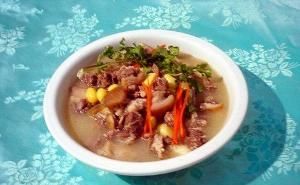 最後，上桌時，菜面撒上蔥即可食用