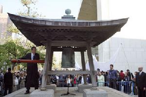 （圖）潘基文敲響和平鍾