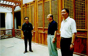1999年8月15日，江蘇省委副書記顧浩（中），省委宣傳部部長王湛（右）來院視察藝術陳列館布展工作
