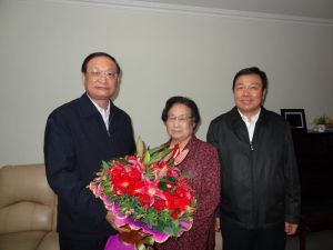 圖左起王國強局長、屠呦呦、尚勇書記