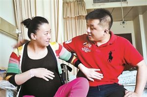 金晶和老公開玩笑比肚子（王嘯飛 攝）