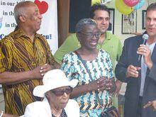 蘇珊娜&middot;穆莎特&middot;瓊斯與家人在一起