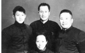 曹美成(右一)與家人的合影