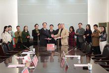 鳳凰衛視負責人與新鄉學院校長劉興友簽約