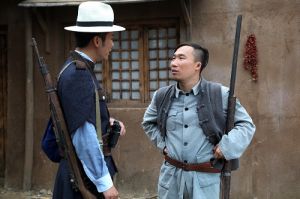 曹瑞劇照（右）