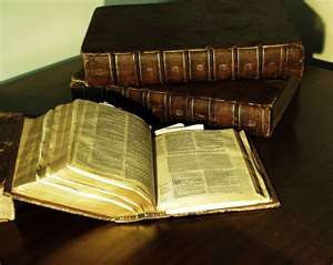 《聖經》是基督教的正式經典，又稱《新舊約全書》。
