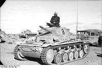 在鏇轉炮塔上裝備有20毫米炮和機槍的德國二號坦克