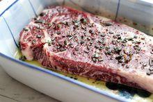 煎牛排配迷迭香草醬