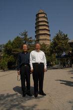 與原中組部部長張全景登延安寶塔山