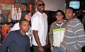 （圖）美國球迷在hooters餐館碰到蘭德里和沃弗爾