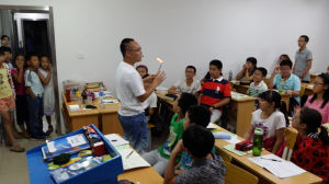 孟國慶老師做物理試驗