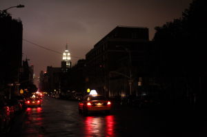 當地時間2012年10月29日，因風暴桑迪來襲而停電的美國紐約陷入一片黑暗。