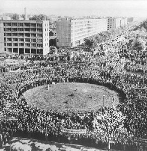 (圖)1958年10月25日,最後一批志願軍官兵撤離平壤回國,平壤30萬市民舉行盛大歡送集會