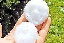 如高爾夫球的冰雹