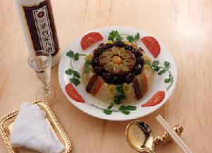 菜 名： 潮香八寶飯 主 料： 糯米飯、鹹旦仁、蓮蓉、白菓、柿餅、欖仁、紅棗、白糖 做 法： 將白糖和入糯米飯，將上述用料分別扣落碗中，然後加上甜飯蒸熟，反扣上盤即成。 特 點： 造型美觀、甜而不膩